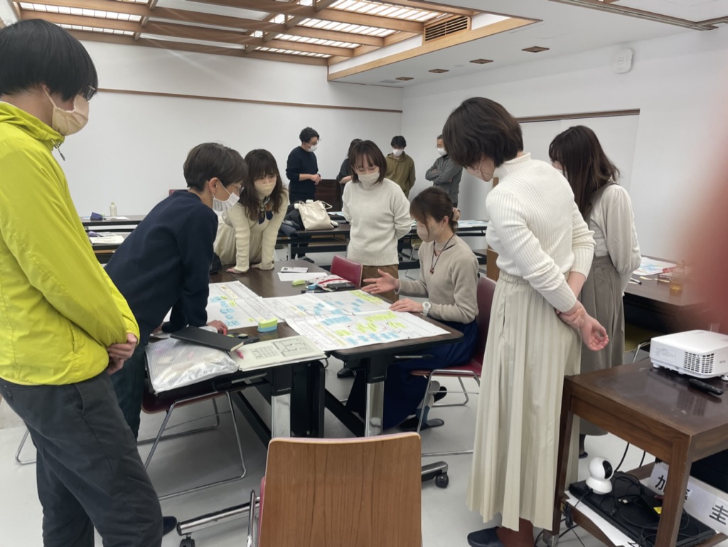 TOCダイスゲーム研修で盤を囲む参加者