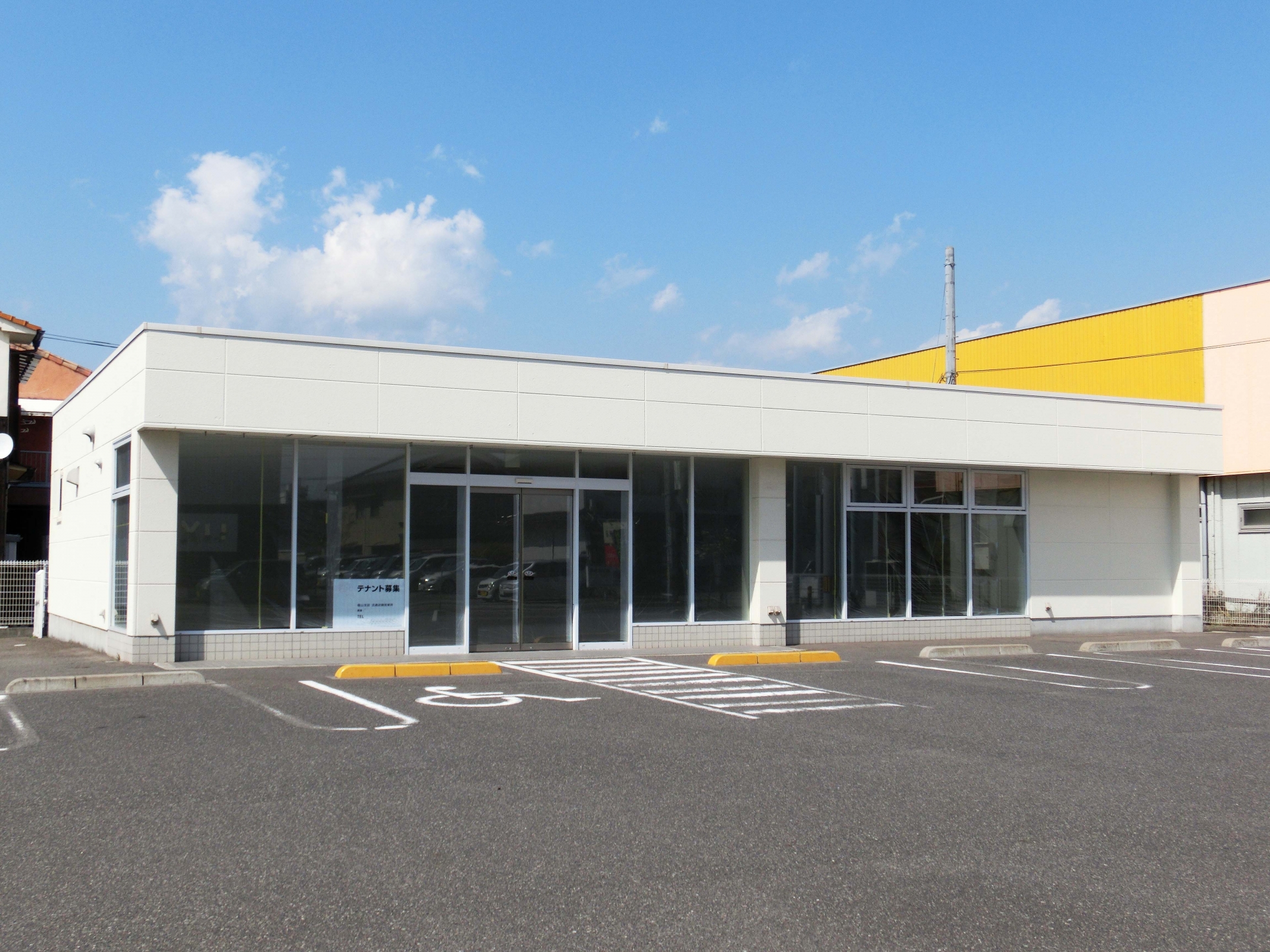 駐車場のある郊外の店舗