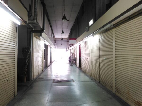 シャッターが下りた地方の商店街