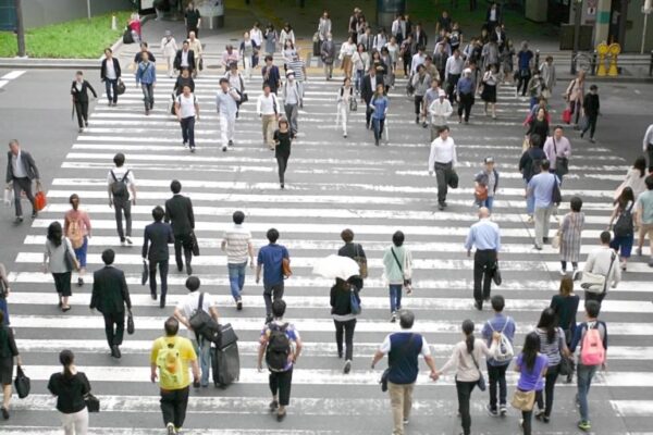 横断歩道を行き交う都会の人々